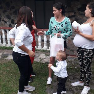 Fundacion-con-las-manos-de-maria-y-jesus10